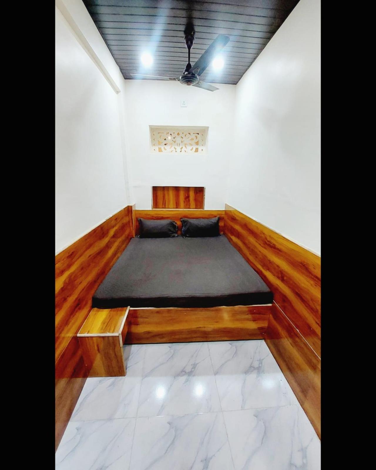 Hotel Om Palace Ujjain Zimmer foto